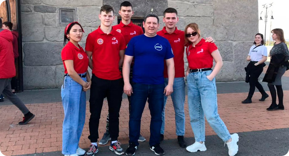 На фото: Данил Саитов в составе сборной команды Республики Татарстан в Ингушетии на отборочных соревнованиях «WorldSkills Russia» (третий слева) (апрель, 2021 года)