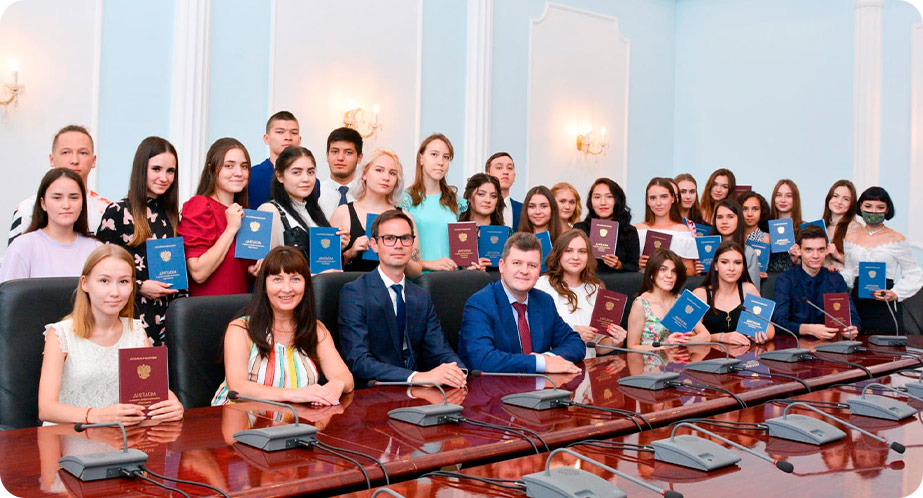 На фото: Вручение дипломов студентам колледжа КИУ (Данил Саитов – пятый слева) (июль, 2022 года)