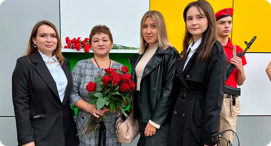 На фото: Мама Данила Саитова – Минсифа Ханафиевна на открытии мемориальной доски в Высокогорской СОШ № 2, посвященной Данилу Саитову (сентябрь, 2023 года)