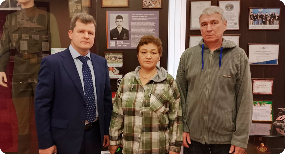 На фото: Родители Данила Саитова – Минсифа Ханафиевна и Рафис Галиарсланович и декан юридического факультета Андрей Геннадьевич Никитин в музее КИУ возле стенда, посвященного выпускнику Данилу Саитову (сентябрь, 2023 года)